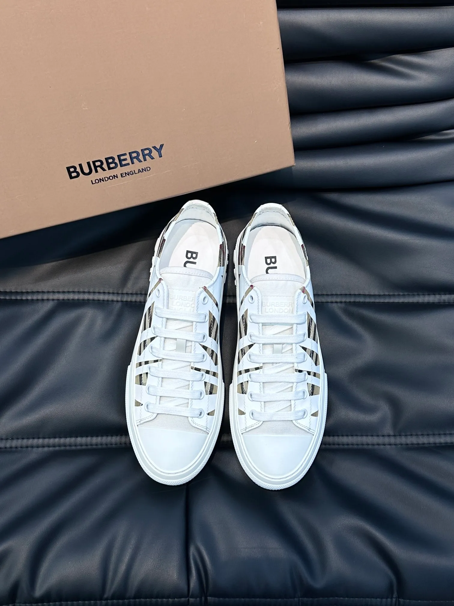 Men's Men's Shoes 💰400 ▫️B men's classic low-top sneakers are reinterpreted with Vintage retro plaid cotton material and decorated with a new brand logo. First-layer cowhide lining, embossed Burberry logo on the heel, and original TPU outsole! Size: 38-44 (45 46 customized)